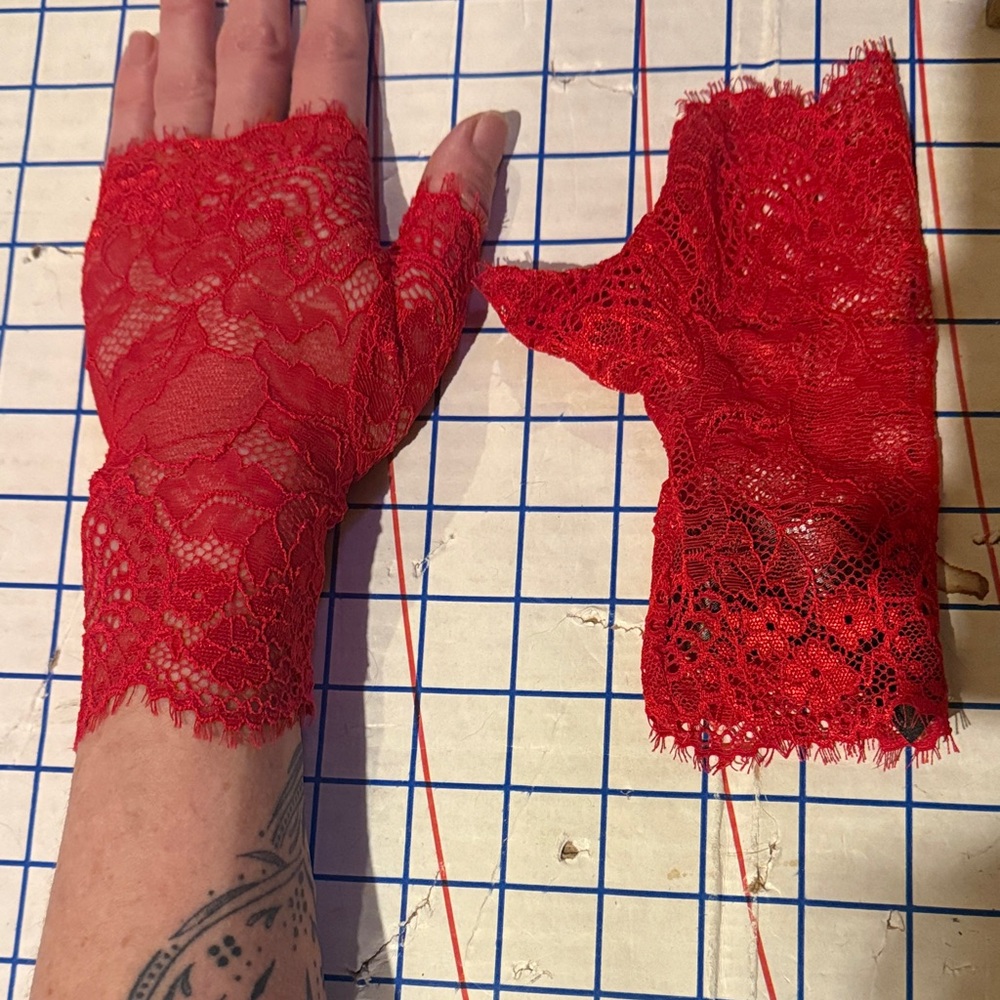 Killstar Vibrant Red Lace Fingerless Gloves naughty holiday xxxmas perfect cond